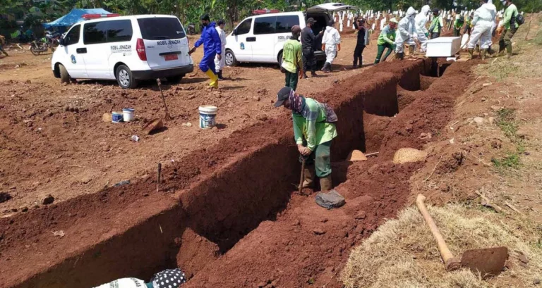 В Индонезии нарушителей карантина привлекли к рытью могил для жертв коронавируса - изображение 1