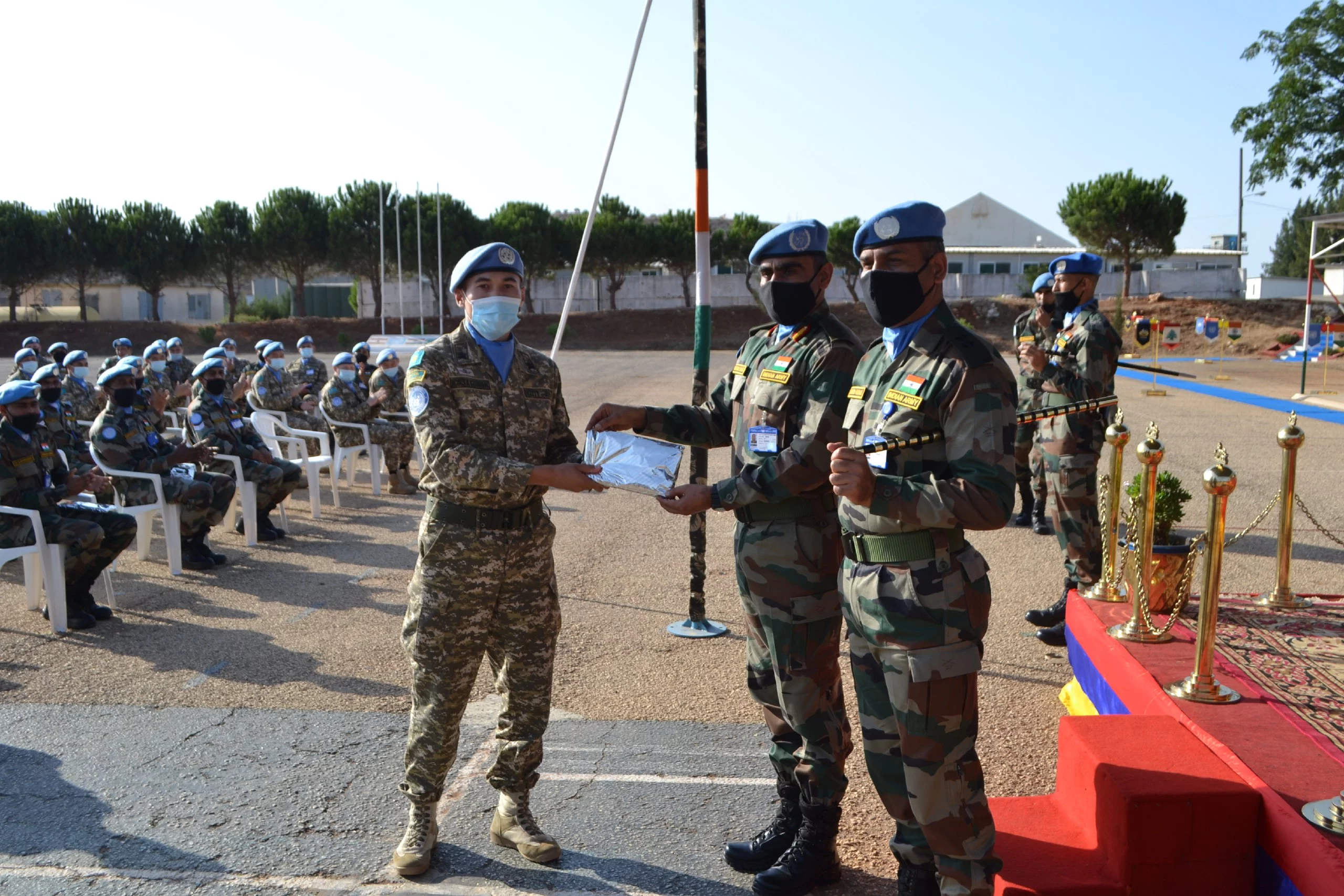 Изображение 1 для Военнослужащего из Казахстана наградили в Ливане