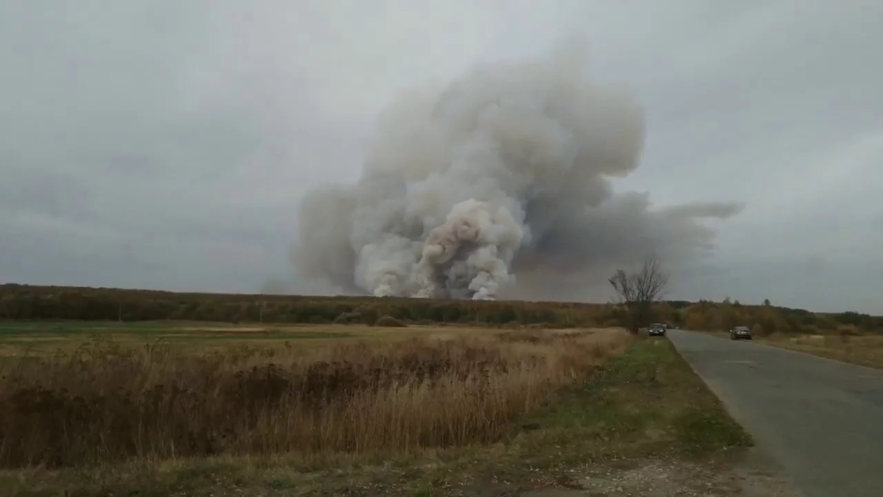 Изображение 1 для В Рязанской области загорелся склад с боеприпасами