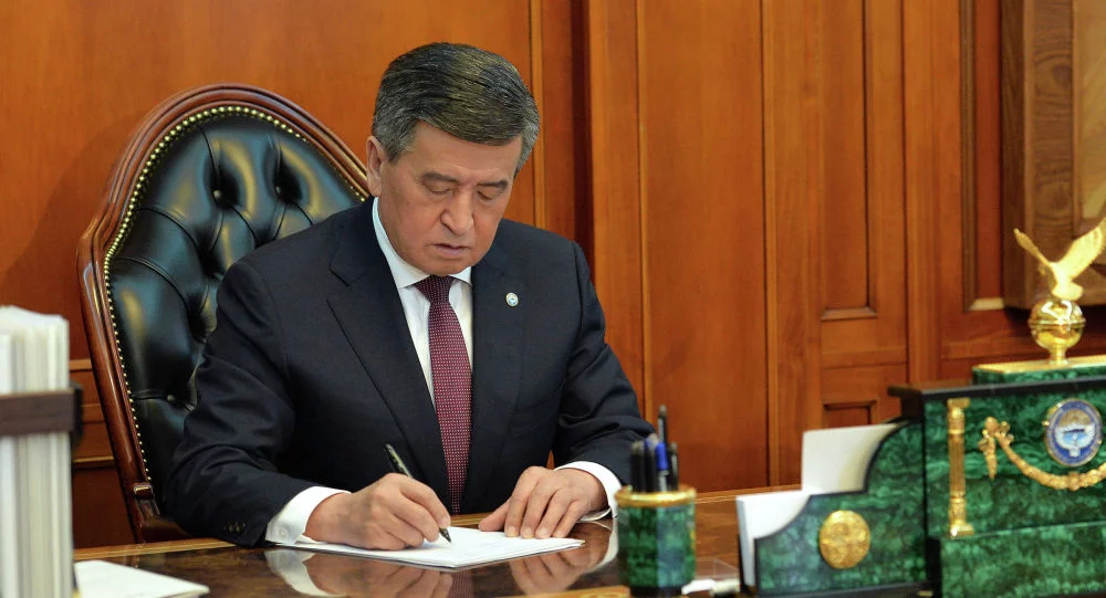 Изображение 1 для Жээнбеков подписал указ об отставке премьер-министра и правительства.