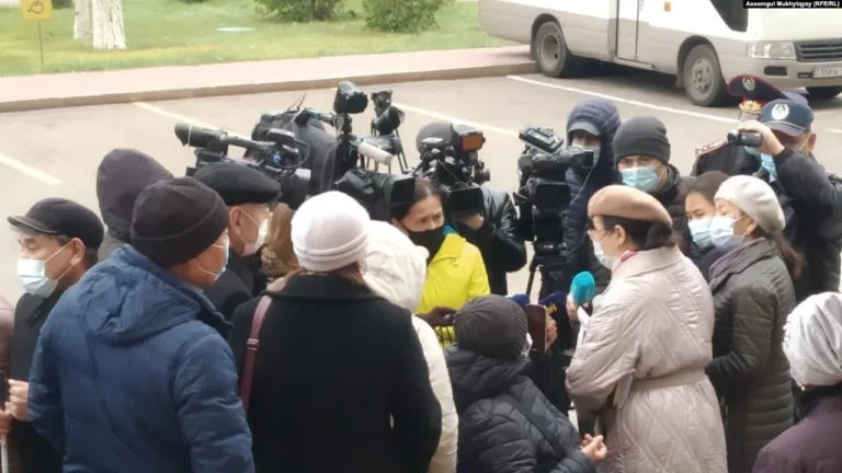 Чиновники не сразу запустили инвалидов в здание - изображение 1