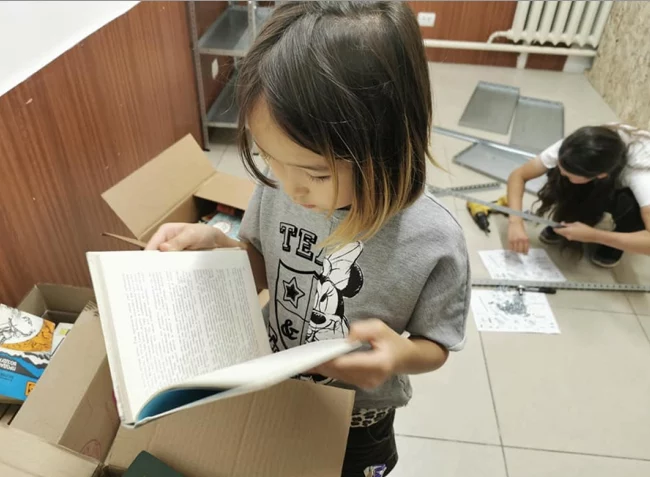 Изображение 1 для Волонтёры открыли библиотеку в Казахстане