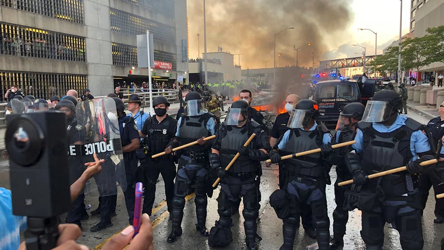 Изображение 1 для В Филадельфии ввели комендантский час из-за беспорядков после убийства афроамериканца