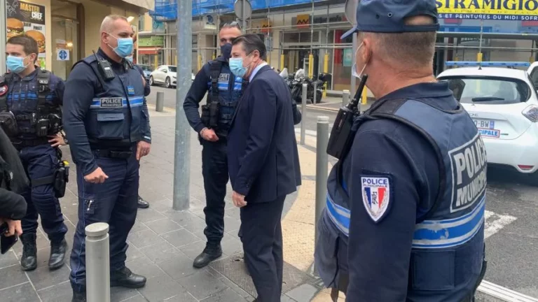 В Ницце произошел теракт: обезглавлена женщина - изображение 1