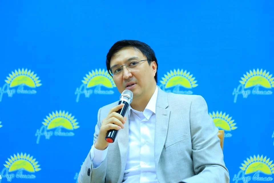 Изображение 1 для Казахстанский депутат призвал французов остановить Макрона