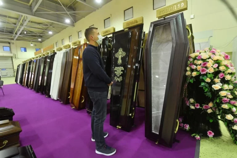 В России изготавливают прозрачные гробы для умерших от коронавируса - изображение 1