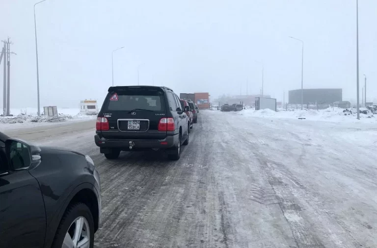 Стала известна причина скопления машин на границе с Россией - изображение 1