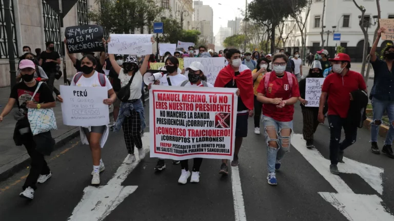 Президент Перу подал в отставку на фоне протестов - изображение 1
