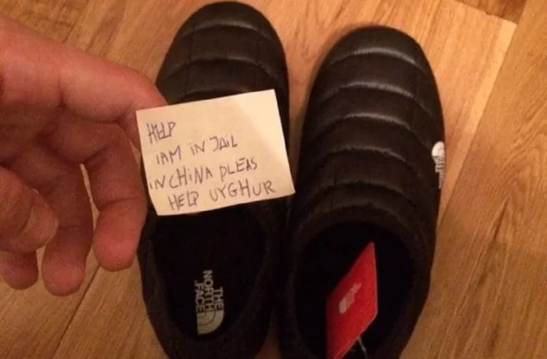 В The North Face началось внутреннее расследование после записки о помощи от уйгура в Китае - изображение 1