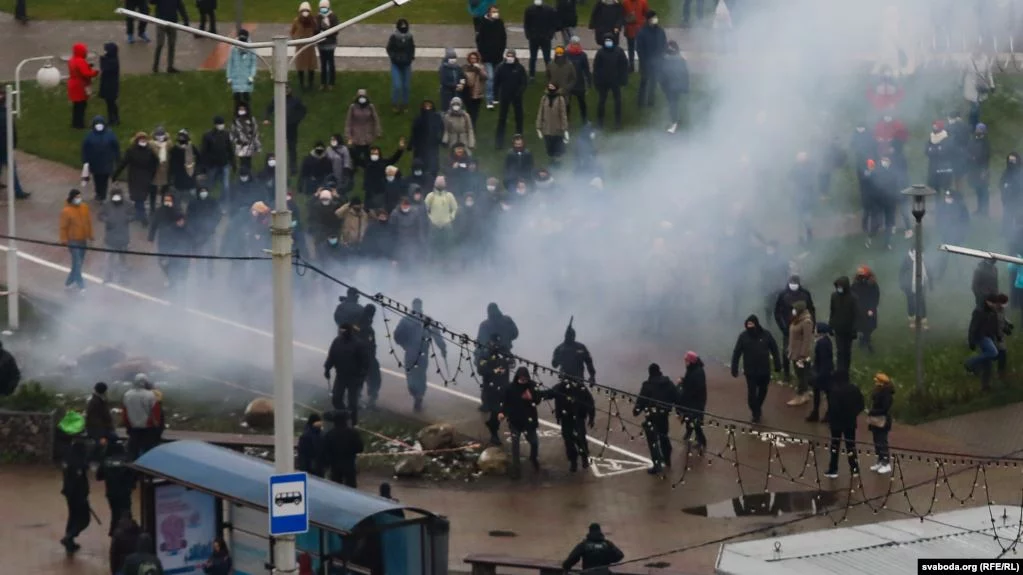 Изображение 1 для В Беларуси против демонстрантов применили светошумовые гранаты