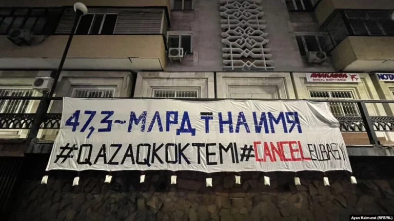 В центре Алматы вывесили 10-метровый баннер «#CancelElbasy» - изображение 1