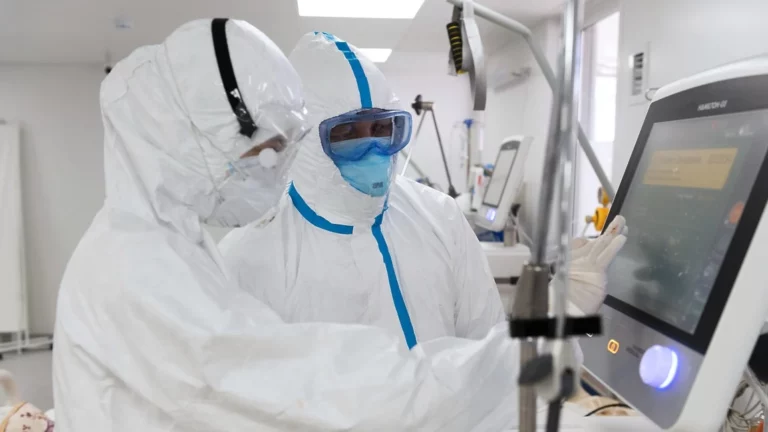 Коронавирус: за неделю умерло 54 человека, в Аксу вспышка в доме престарелых, в СКО снимут локдаун к середине декабря - изображение 1