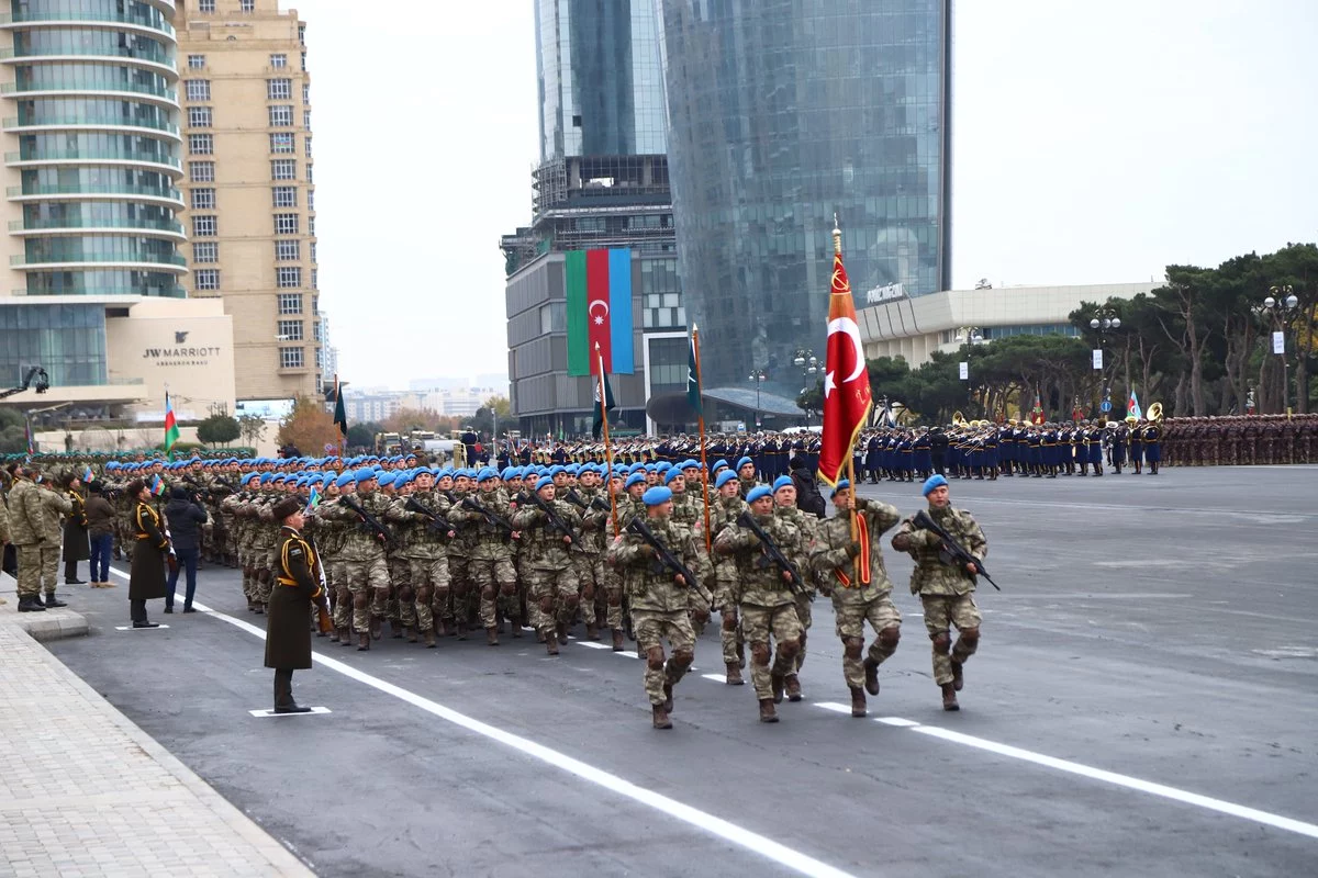 Изображение 1 для В Баку проходит военный парад с участием президентов Азербайджана и Турции