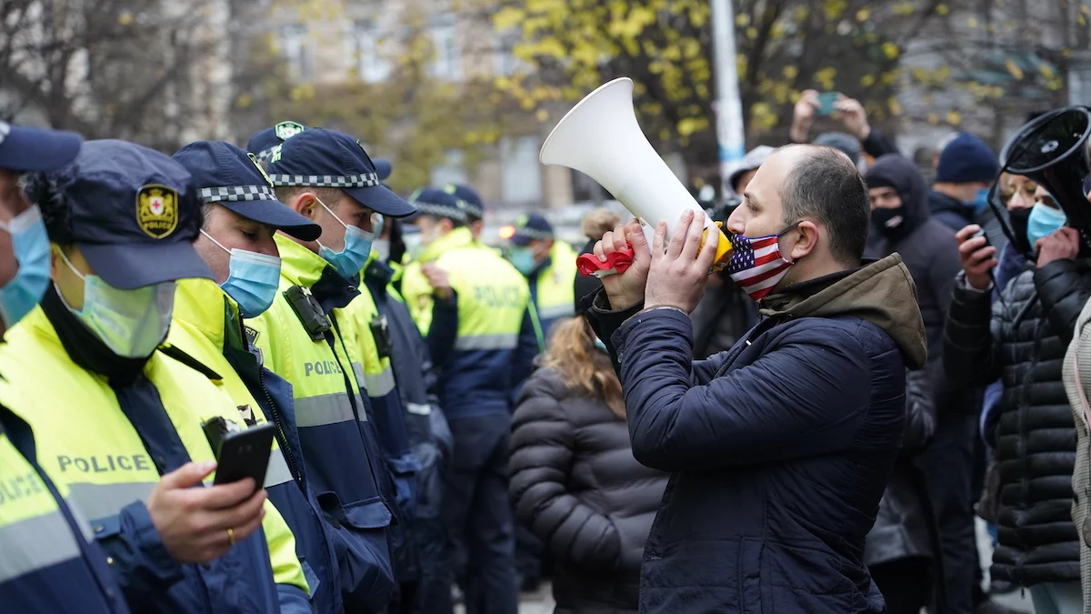 Изображение 1 для В Грузии активисты устроили «коридор позора» для новых депутатов парламента