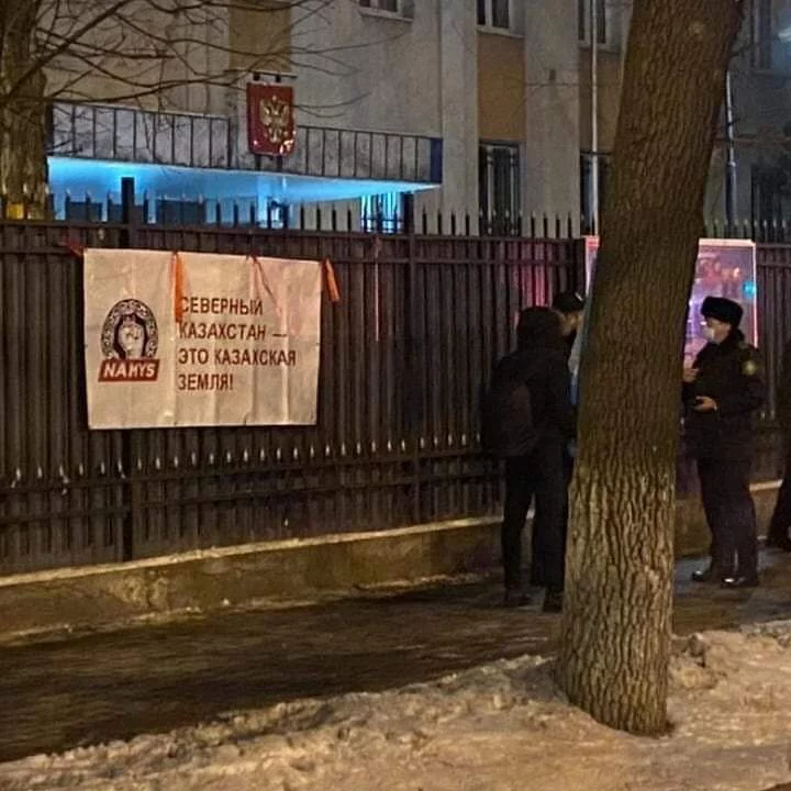 Изображение 1 для В Алматы появился плакат «Северный Казахстан-это казахская земля»