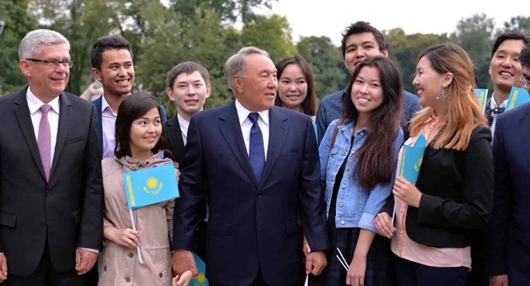 Назарбаев делает ставку на молодежь - изображение 1