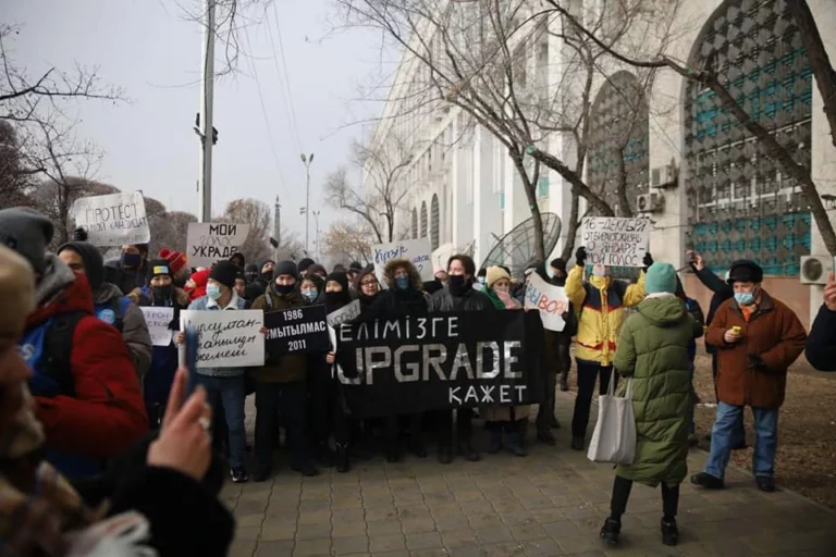 Желтоксан 2020: в Алматы сотни людей собрались на площади, но попали в окружение СОБРа - изображение 1