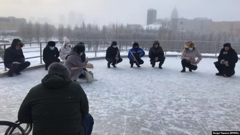 Желтоксан 2020: в Жанаозене вспоминают погибших в их домах, в столице и Шымкенте – акции Памяти проводят в парках - изображение 1