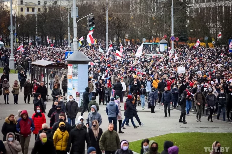 В Минск стягивается спецтехника перед акцией протеста оппозиции - изображение 1