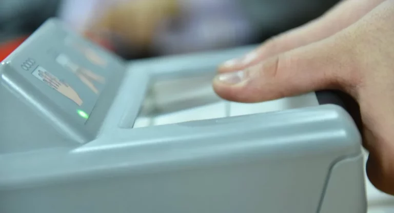 Кыргызстанцы не смогут голосовать на президентских выборах без биометрических паспортов - изображение 1