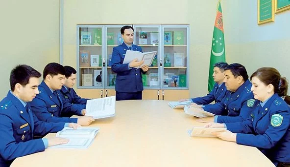 Изображение 1 для В Туркменистане родственникам запретят работать в одном ведомстве