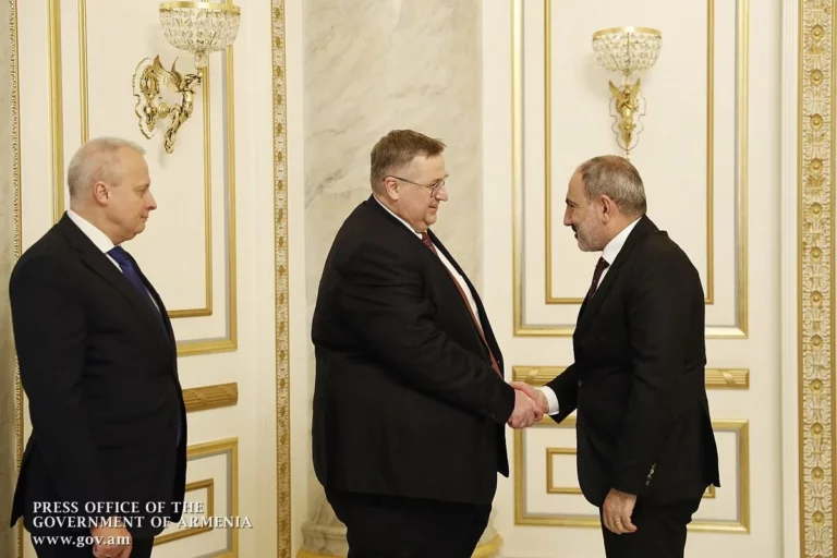 Пашинян обсудил вопросы по Нагорному Карабаху с вице-премьером России Оверчуком - изображение 1