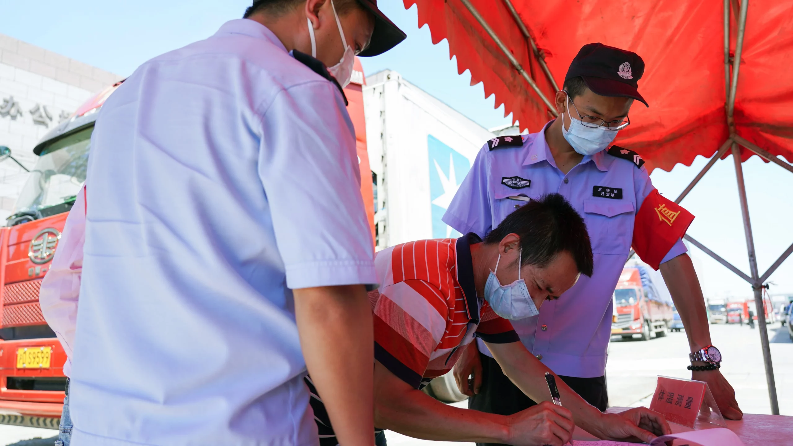 Изображение 1 для В мегаполисе Китая ввели военное положение