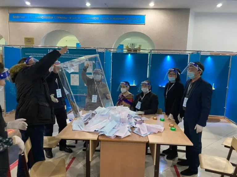 По результатам экзит-полов в Мажилис проходят три партии - изображение 1