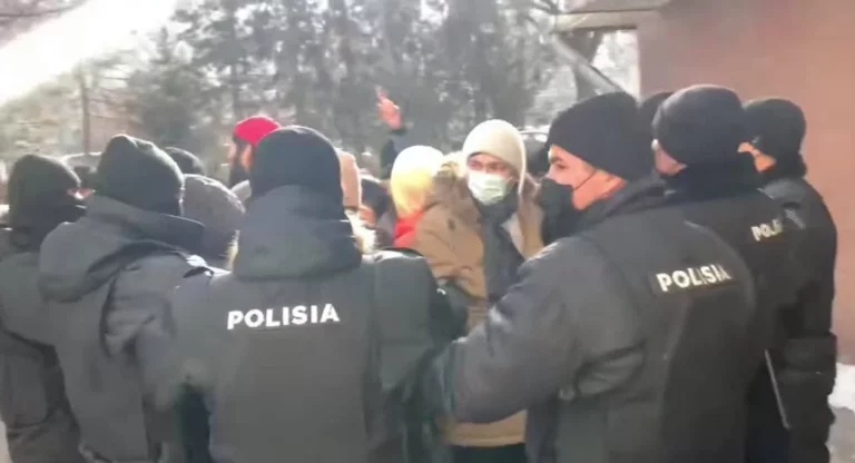 Западные правозащитники осудили 9-часовое удержание активистов на морозе - изображение 1