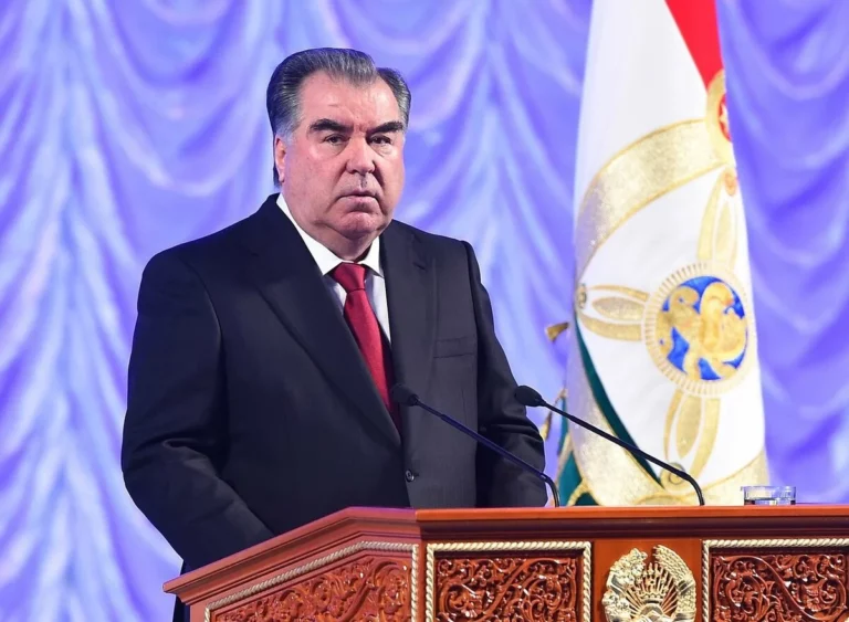 Президент Таджикистана поздравил Жапарова с победой на выборах - изображение 1