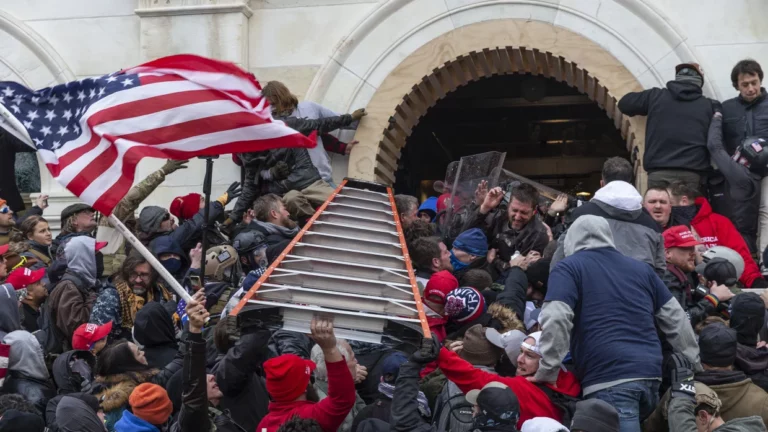 После беспорядков в Вашингтоне ФБР завело 160 уголовных дел - изображение 1