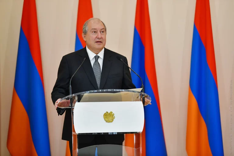 Президент Армении госпитализирован с двусторонним воспалением легких - изображение 1