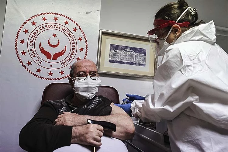 Изображение 1 для В Турции началась вторая фаза массовой вакцинации от COVID-19