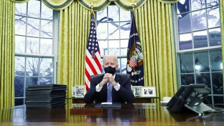 Байден начал отменять решения Трампа - изображение 1