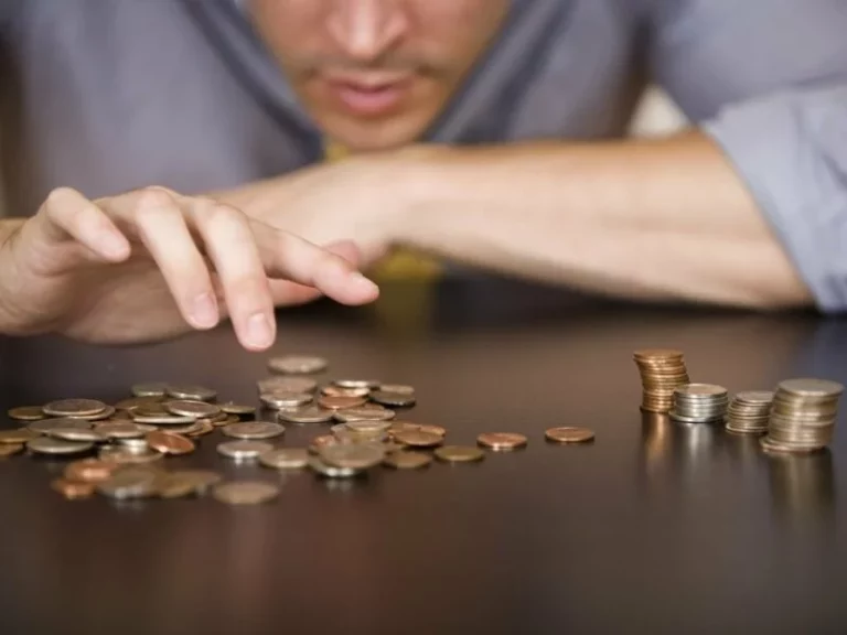 Каждый второй работающий казахстанец получает менее 350$ - изображение 1