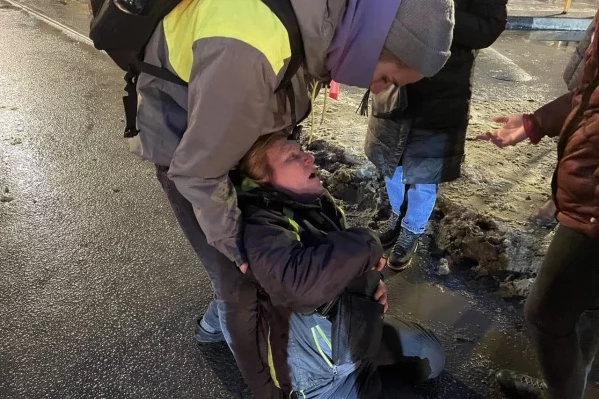 Изображение 1 для Женщина, которую полицейский пнул в живот, ночь провела в реанимации