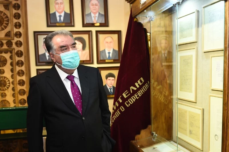 Изображение 1 для Рахмон открыл музей в честь самого себя