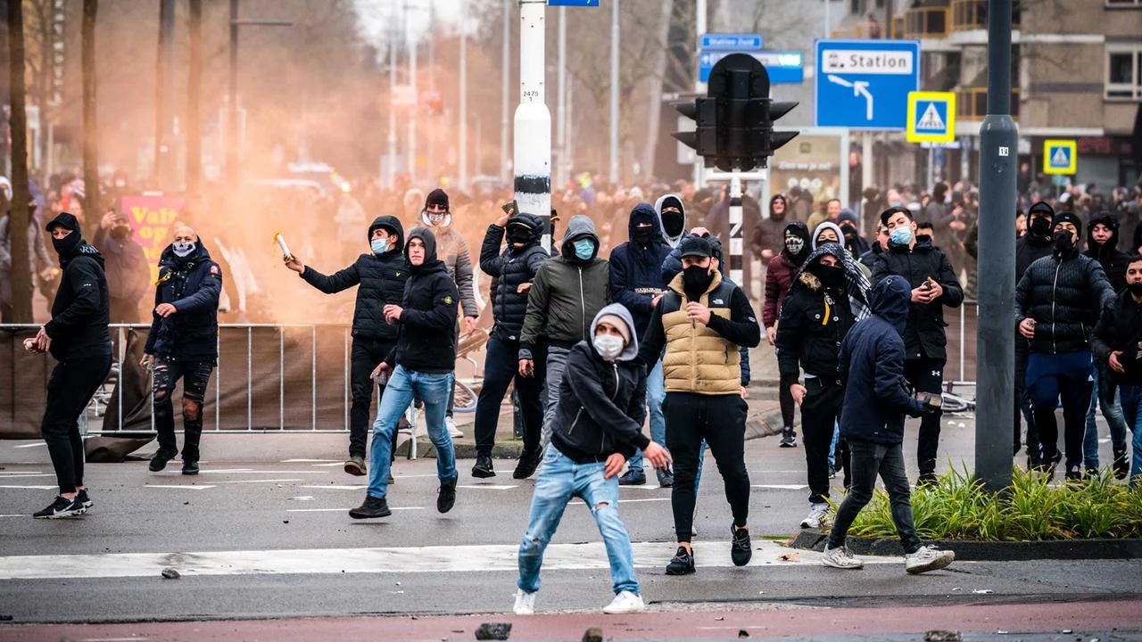 Изображение 1 для В Нидерландах вспыхнули протесты в связи с введением комендантского часа