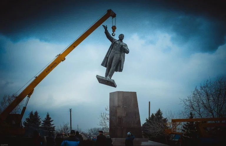 В Украине демонтировали последний памятник Ленину - изображение 1