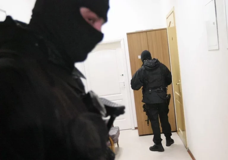 Соратники Навального задержаны после обысков на 48 часов - изображение 1