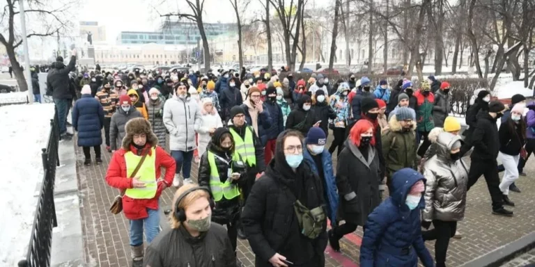 В России прошли очередные массовые протесты в поддержку Навального - изображение 1