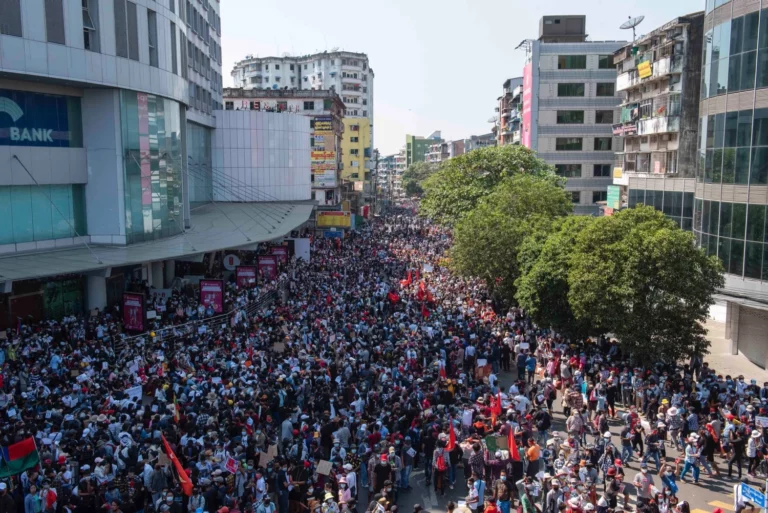 В Мьянме отключили интернет на фоне протестов против военных - изображение 1