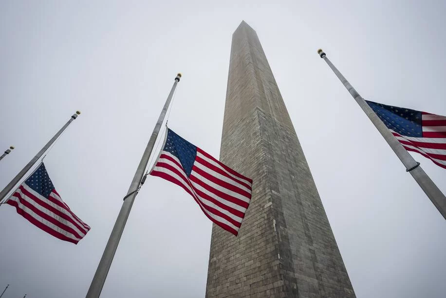 Изображение 1 для В США объявлен траур по погибшим от COVID-19
