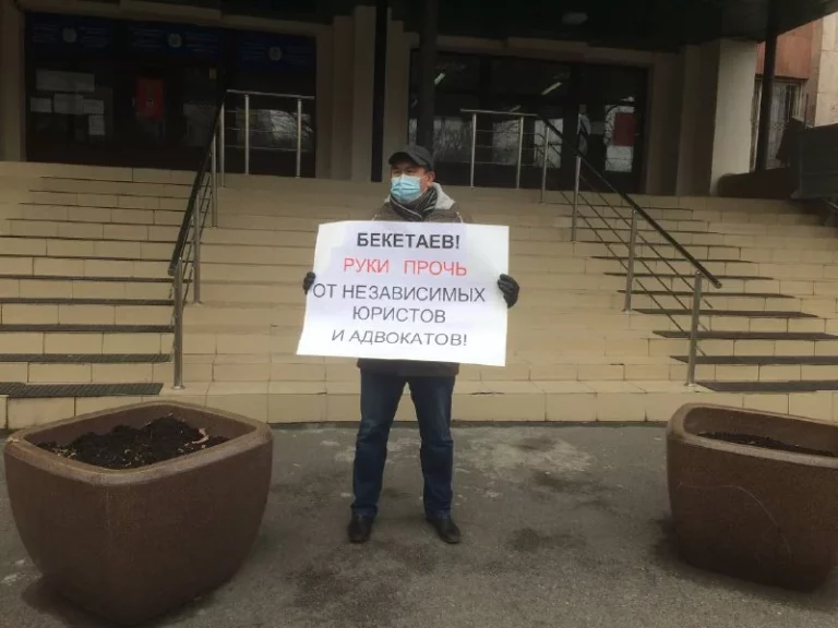 Амангельды Шорманбаев провел пикет перед департаментом юстиции Алматы - изображение 1