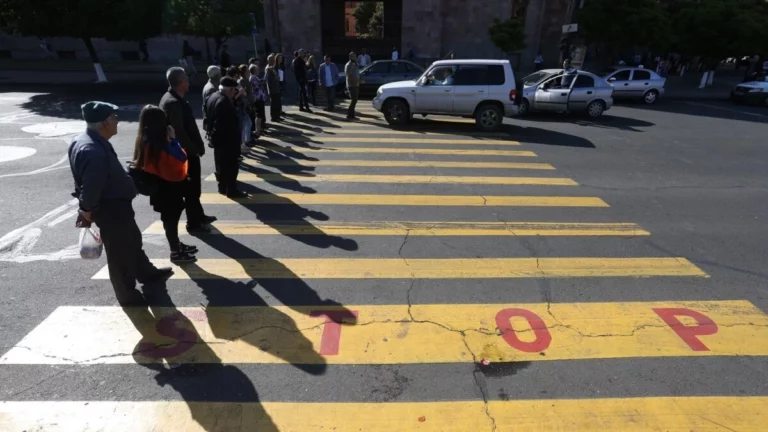 Оппозиция Армении проводит очередные акции протеста против Пашиняна - изображение 1