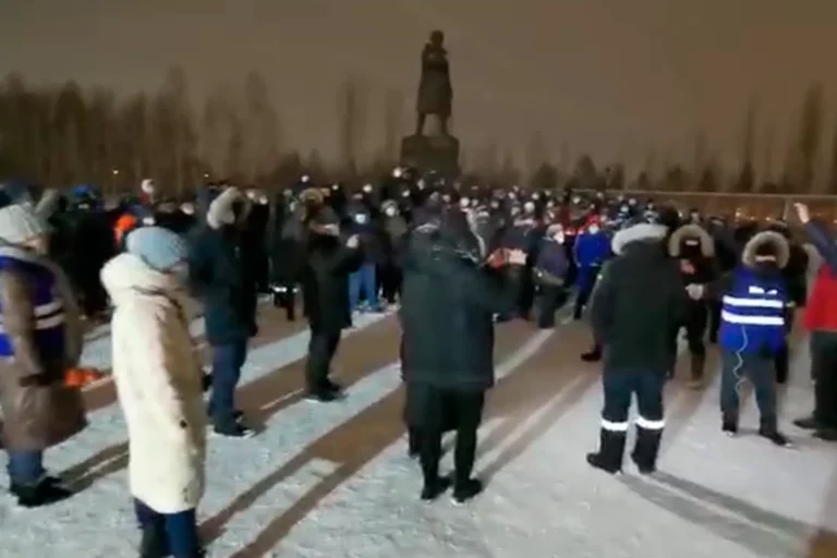 К забастовке машинистов башенных кранов и автокрановщиков Нур-Султана присоединились рабочие еще трех городов - изображение 1