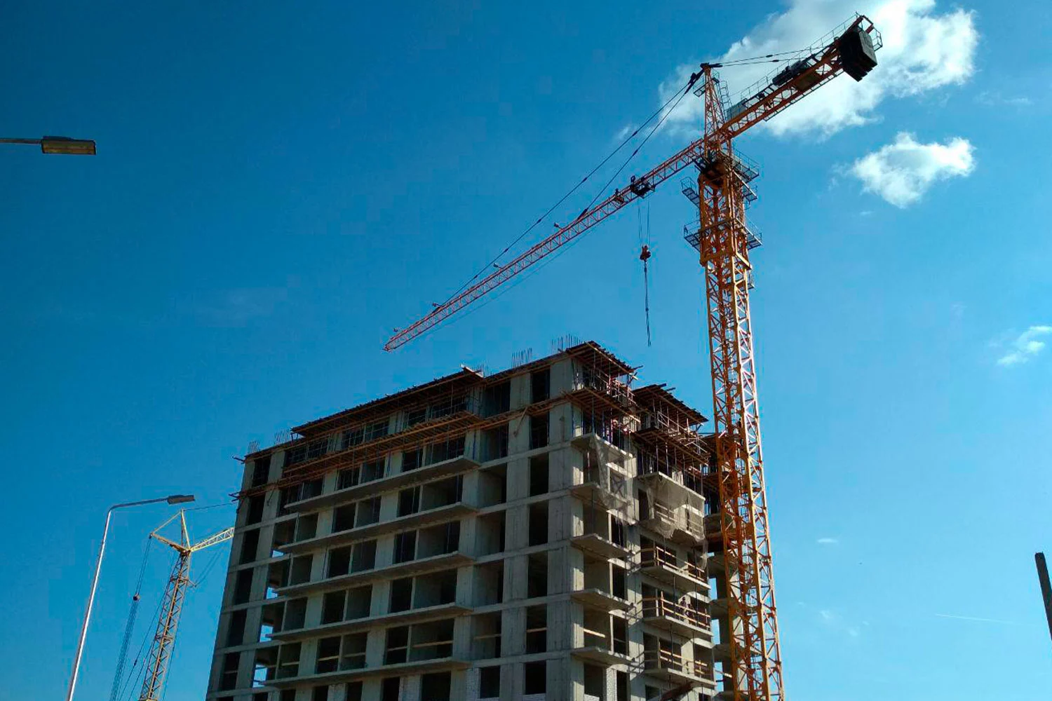 Изображение 1 для Депутаты о бастующих крановщиках: «Тяжелый труд должен достойно оплачиваться»