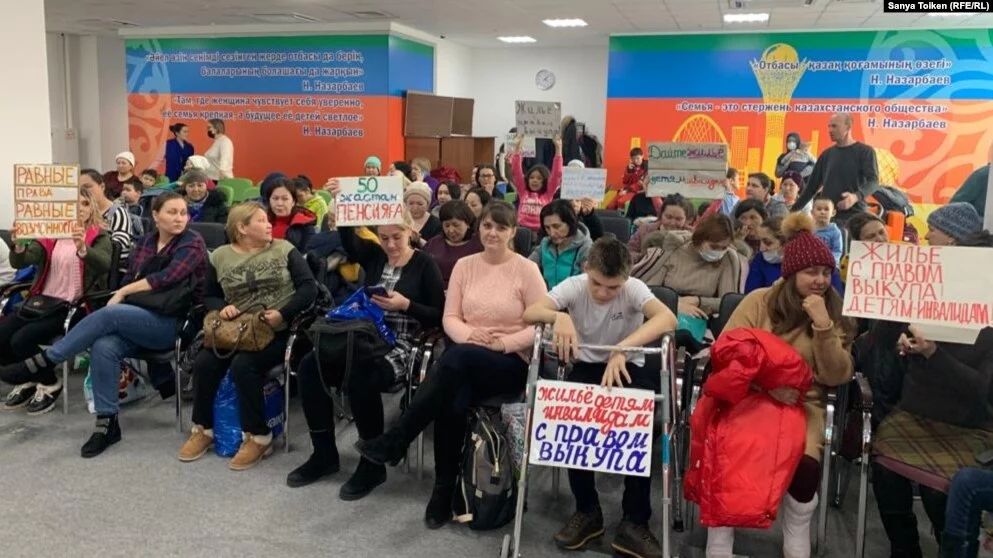 Изображение 1 для Матери детей с инвалидностью уже пять дней ночуют в столичном акимате