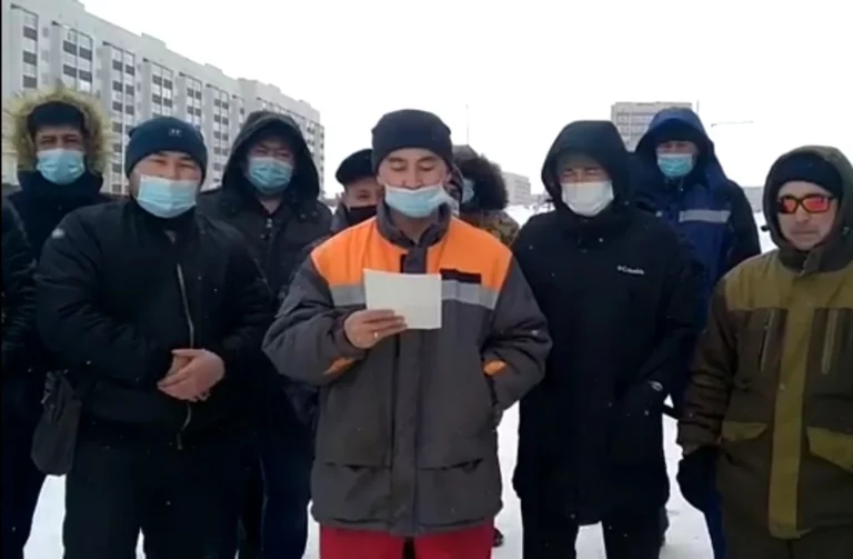 Крановщики Актобе намерены остановить работу с 9 марта - изображение 1