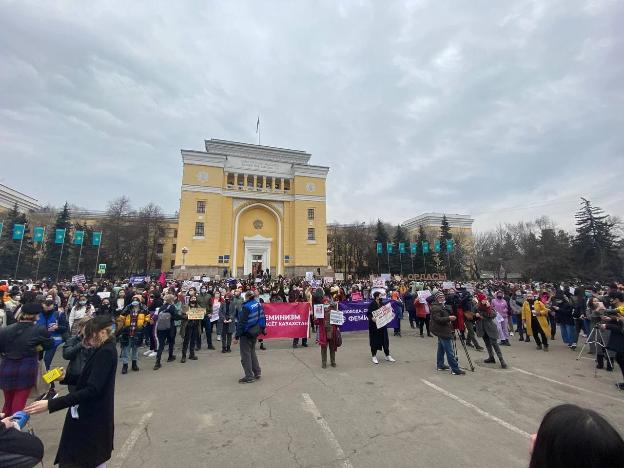 Изображение 1 для В Алматы прошел марш за женские права